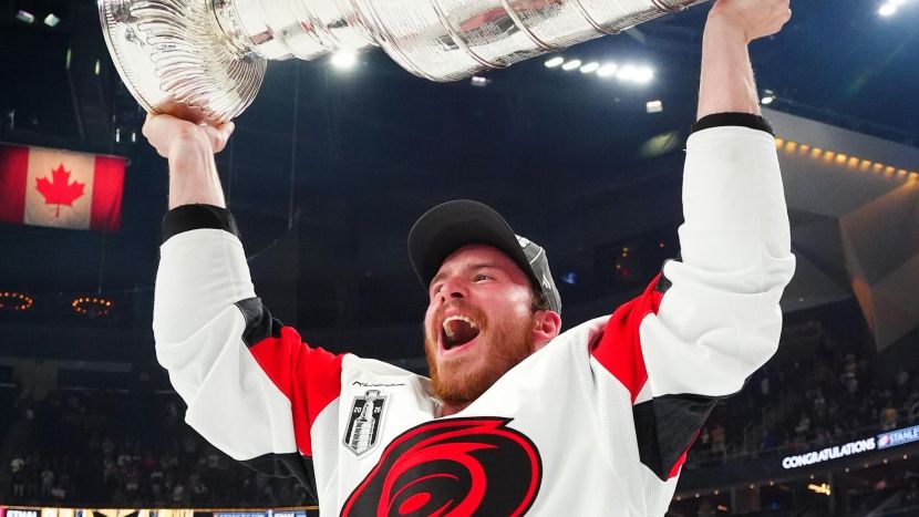 Назаров прокомментировал появление российских флагов на чемпионском параде «Каролины»