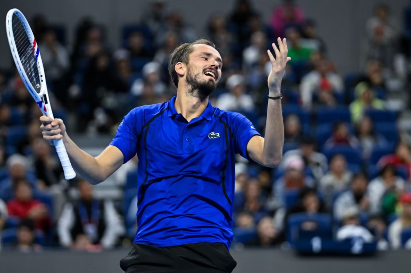 Медведев опустился на 6-е место в рейтинге ATP после дисквалификации на турнире в Пекине